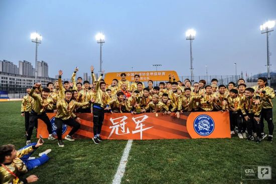 法国媒体TeamFootball报道，多支法国和德国球队有意引进兰斯的30岁进攻型中场伊东纯也。